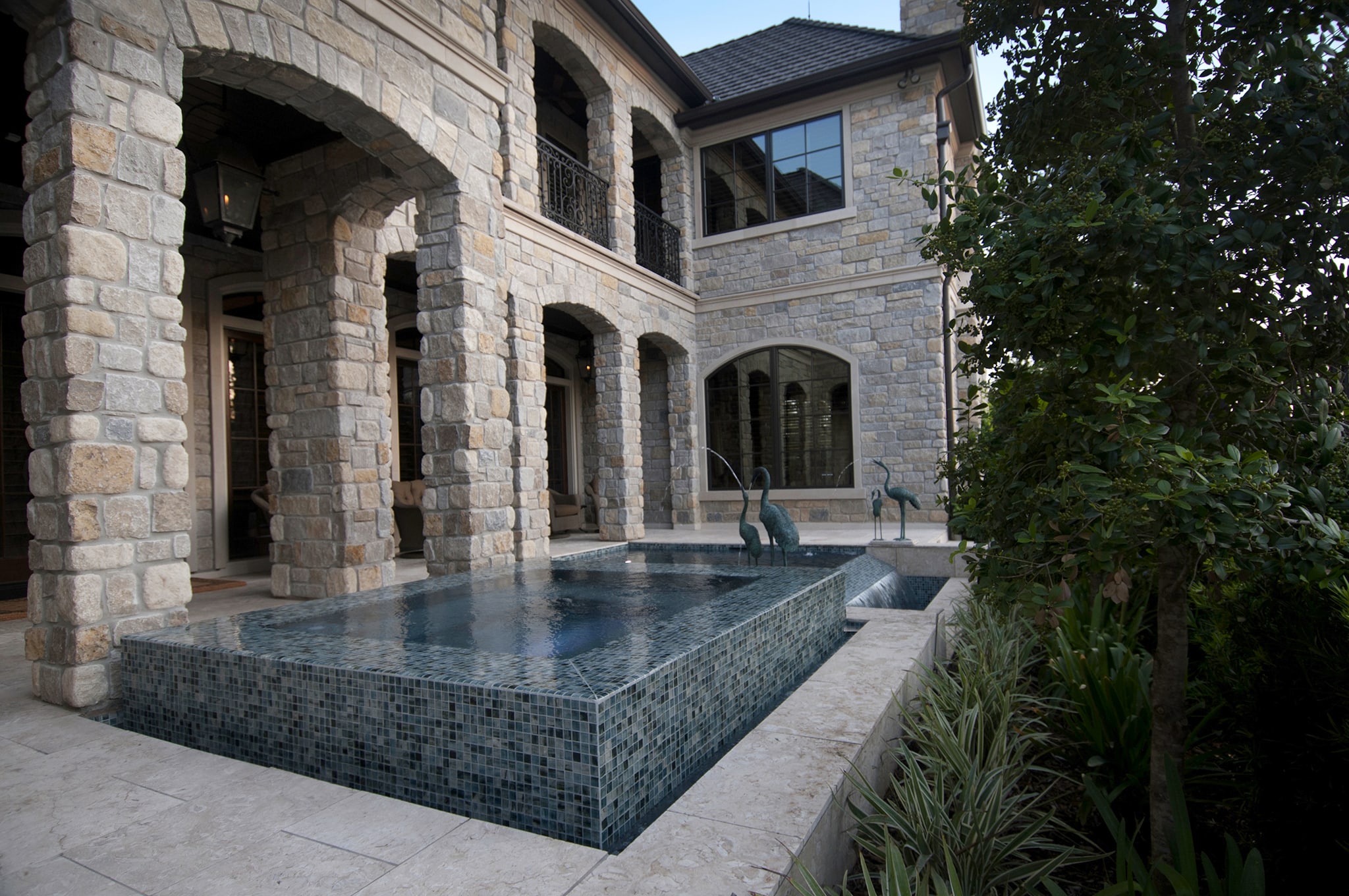 Texas Pools custom pool and raised spa built into a compact East Shore backyard in The Woodlands